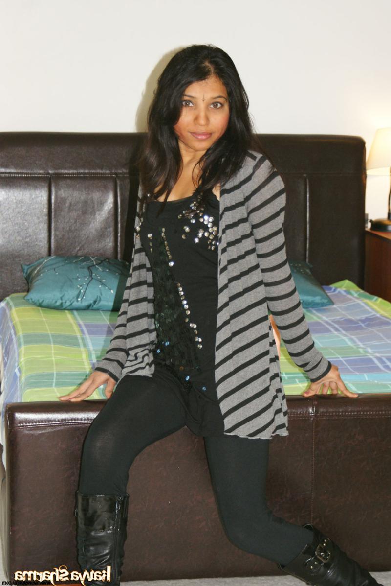 12P Die Inderin Kavya Sharma zieht sich komplett aus, bevor sie mit einem Spielzeug masturbiert
