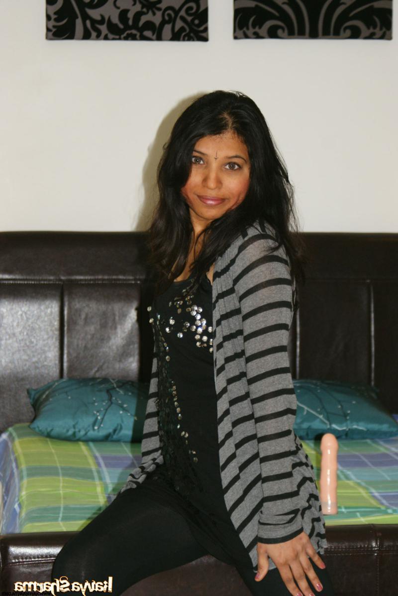 12P Die Inderin Kavya Sharma zieht sich komplett aus, bevor sie mit einem Spielzeug masturbiert