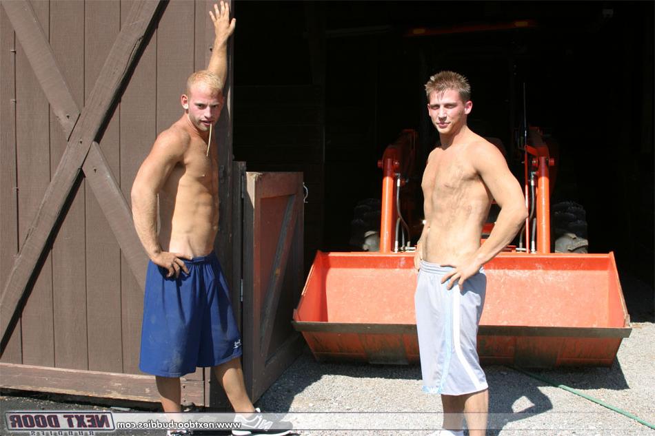 20P Twinks sexy Patrick Rouge e Chad Clovis fodem depois de uma briga de lama