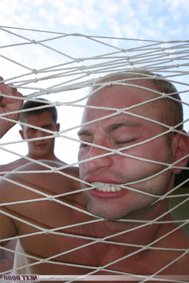 20P Twinks sexy Patrick Rouge e Chad Clovis fodem depois de uma briga de lama