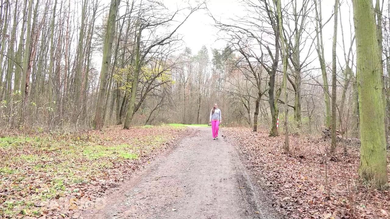 15P A garota caucasiana Valentina Ross mija muito em uma estrada rural