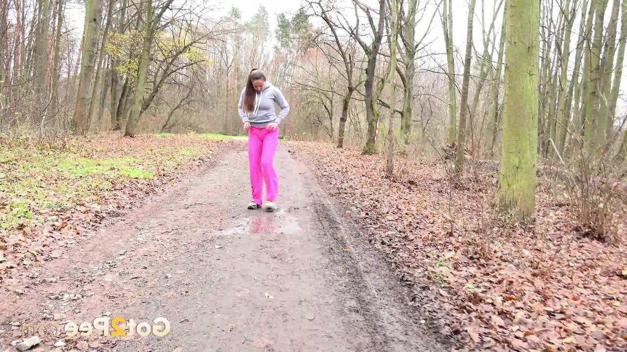15P A garota caucasiana Valentina Ross mija muito em uma estrada rural