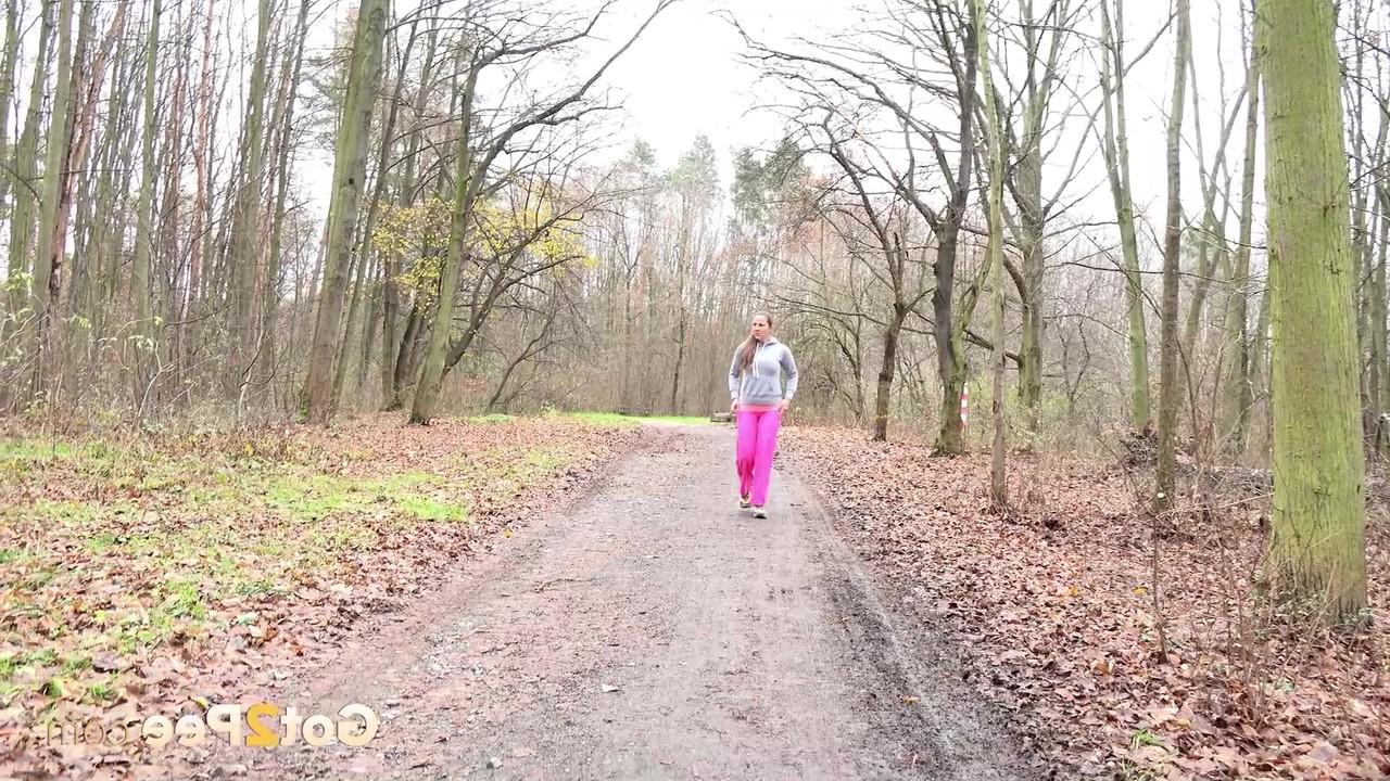 15P A garota caucasiana Valentina Ross mija muito em uma estrada rural