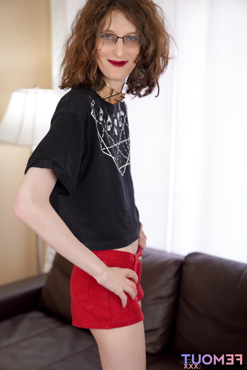 16P La transexuelle maigre Luna Lovecraft montre son cul chaud et sa petite bite.