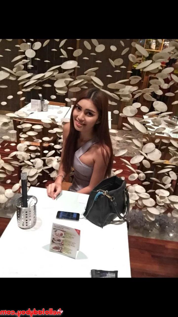 20P La hermosa transexual asiática Wine muestra su escote y se masturba en una recopilación