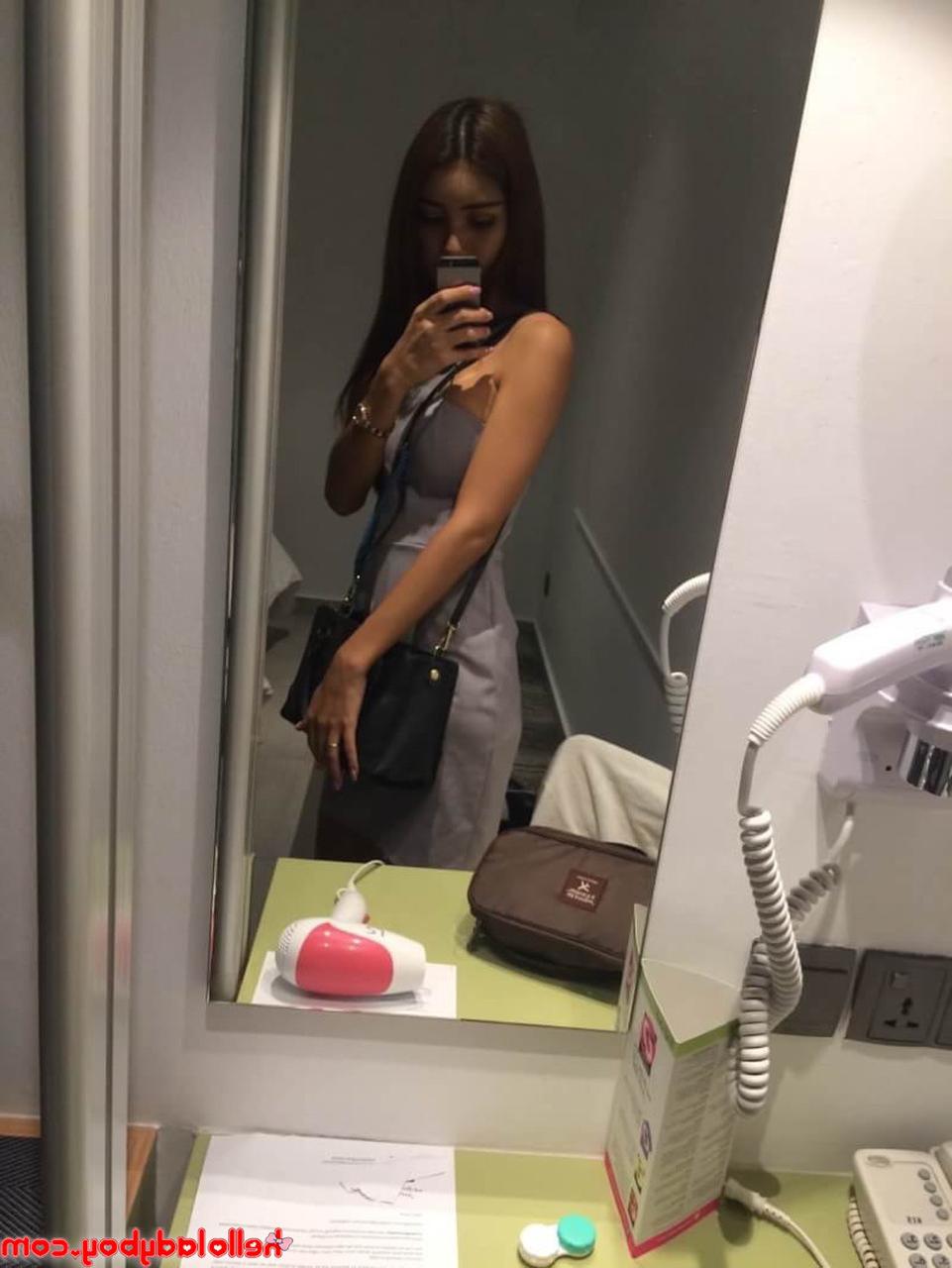 20P La hermosa transexual asiática Wine muestra su escote y se masturba en una recopilación