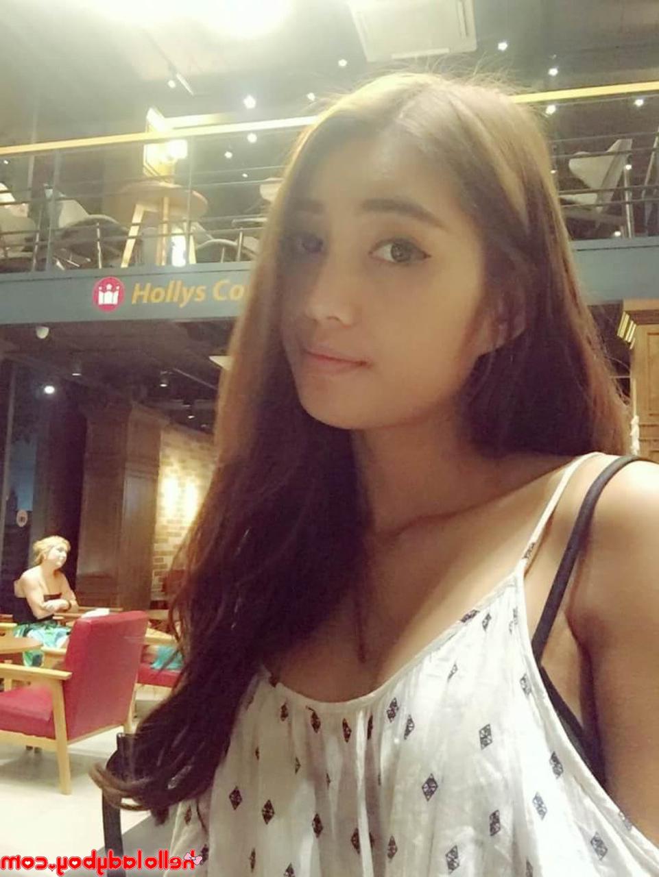 20P La hermosa transexual asiática Wine muestra su escote y se masturba en una recopilación