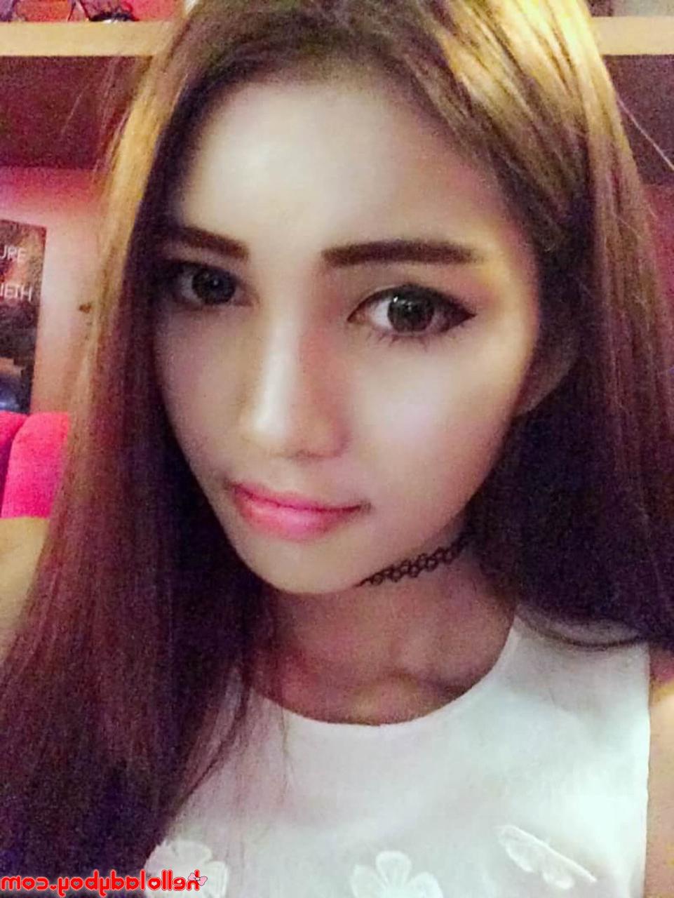 20P La hermosa transexual asiática Wine muestra su escote y se masturba en una recopilación