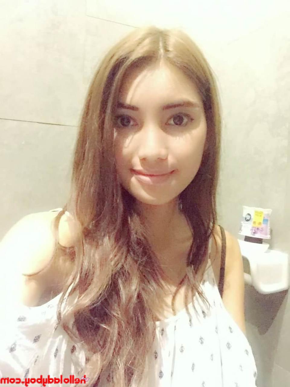 20P La hermosa transexual asiática Wine muestra su escote y se masturba en una recopilación