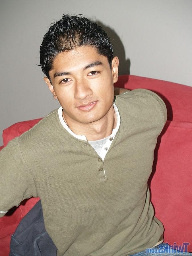 20P El flaco latino gay Brett se desnuda, posa y se masturba en solitario