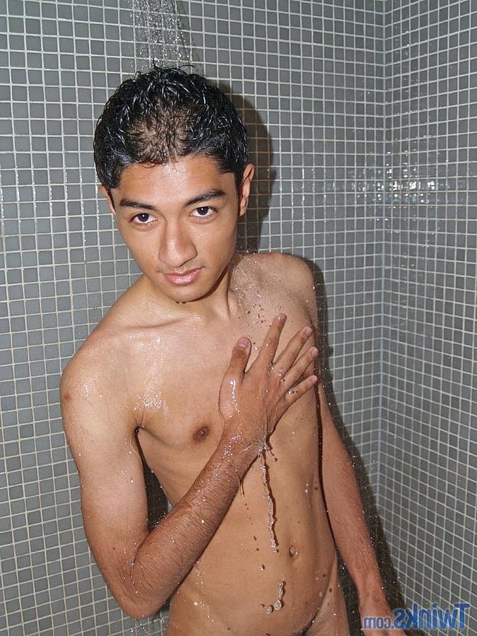 20P El flaco latino gay Brett se desnuda, posa y se masturba en solitario