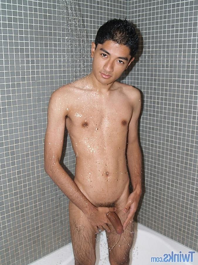 20P El flaco latino gay Brett se desnuda, posa y se masturba en solitario