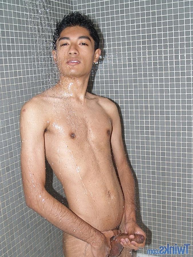 20P El flaco latino gay Brett se desnuda, posa y se masturba en solitario