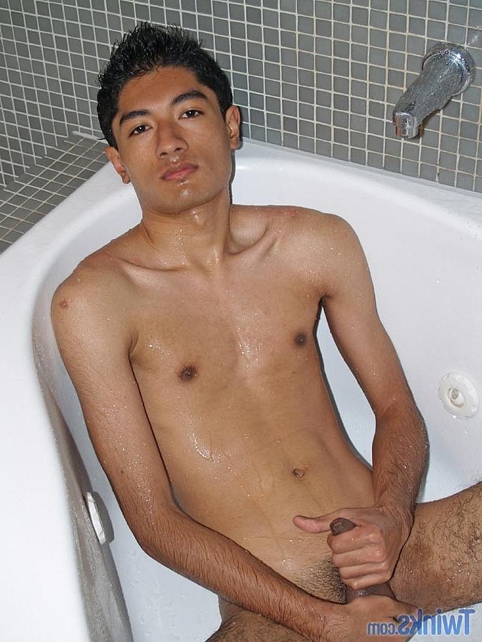 20P El flaco latino gay Brett se desnuda, posa y se masturba en solitario