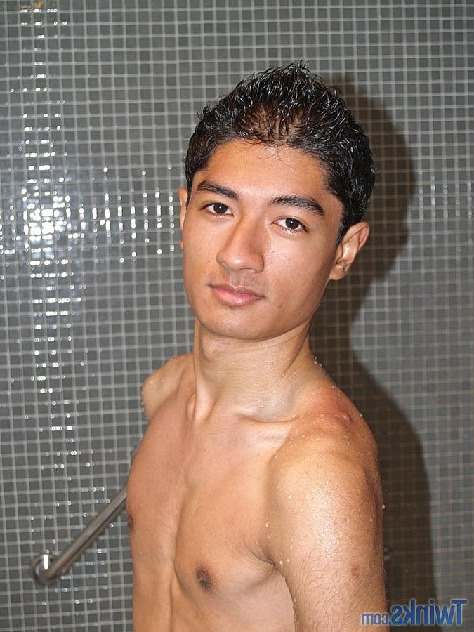 20P El flaco latino gay Brett se desnuda, posa y se masturba en solitario
