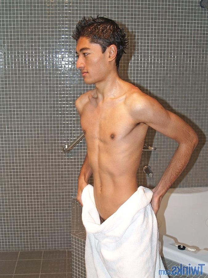 20P El flaco latino gay Brett se desnuda, posa y se masturba en solitario