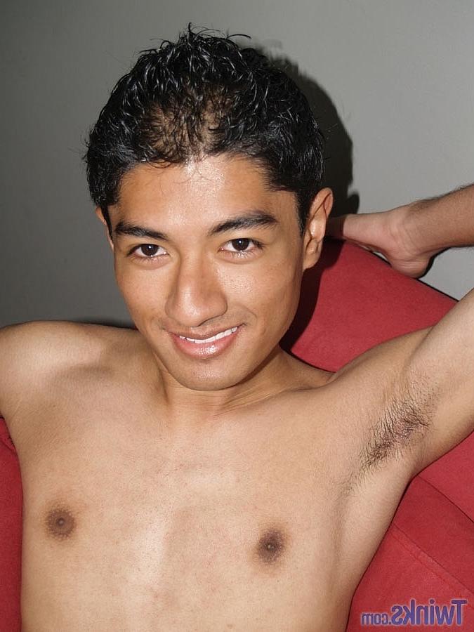 20P El flaco latino gay Brett se desnuda, posa y se masturba en solitario