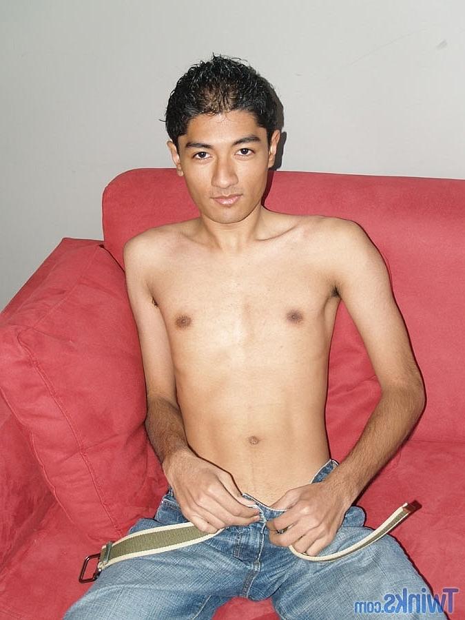 20P El flaco latino gay Brett se desnuda, posa y se masturba en solitario