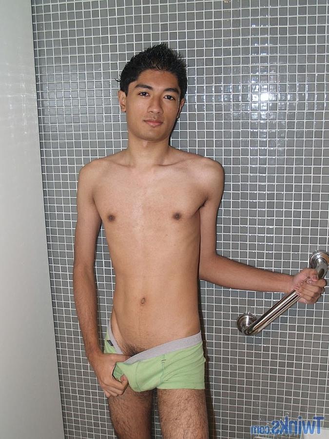 20P El flaco latino gay Brett se desnuda, posa y se masturba en solitario