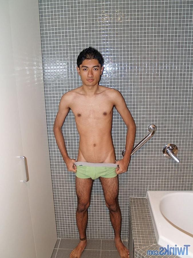 20P El flaco latino gay Brett se desnuda, posa y se masturba en solitario
