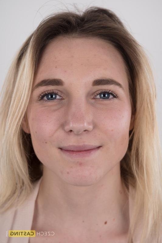 20P Une jeune blonde croise les jambes après s'être complètement nue sur un tabouret