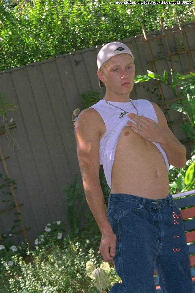 20P Lindo gay loiro Matthew se despindo e se masturbando no quintal