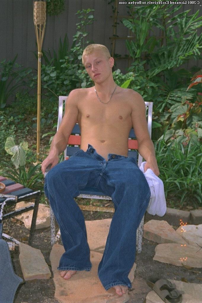 20P Lindo gay loiro Matthew se despindo e se masturbando no quintal