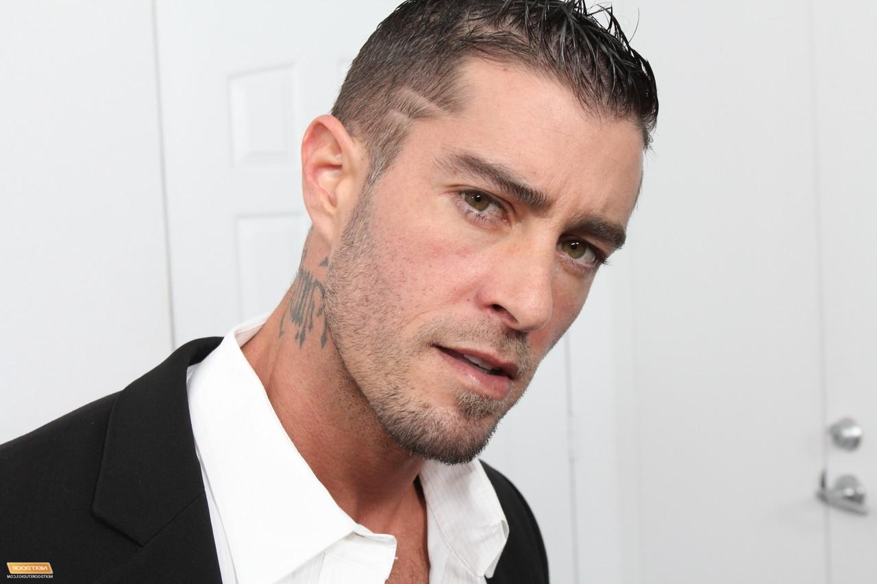 20P L'homme d'affaires gay Cody Cummings enlève son costume et se masturbe