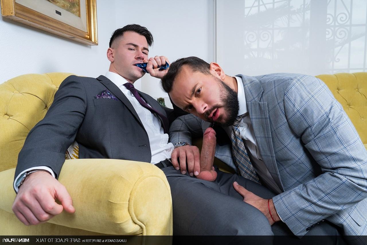 20P Die schwulen Brünetten Lukas Daken und Sir Peter haben intensiven Analsex auf dem Sofa