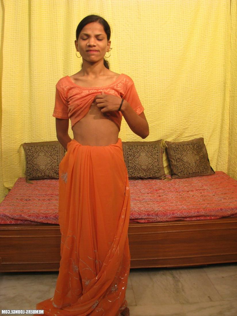 15P Mulher indiana magra fica nua antes de ter sua fenda apertada espalhada