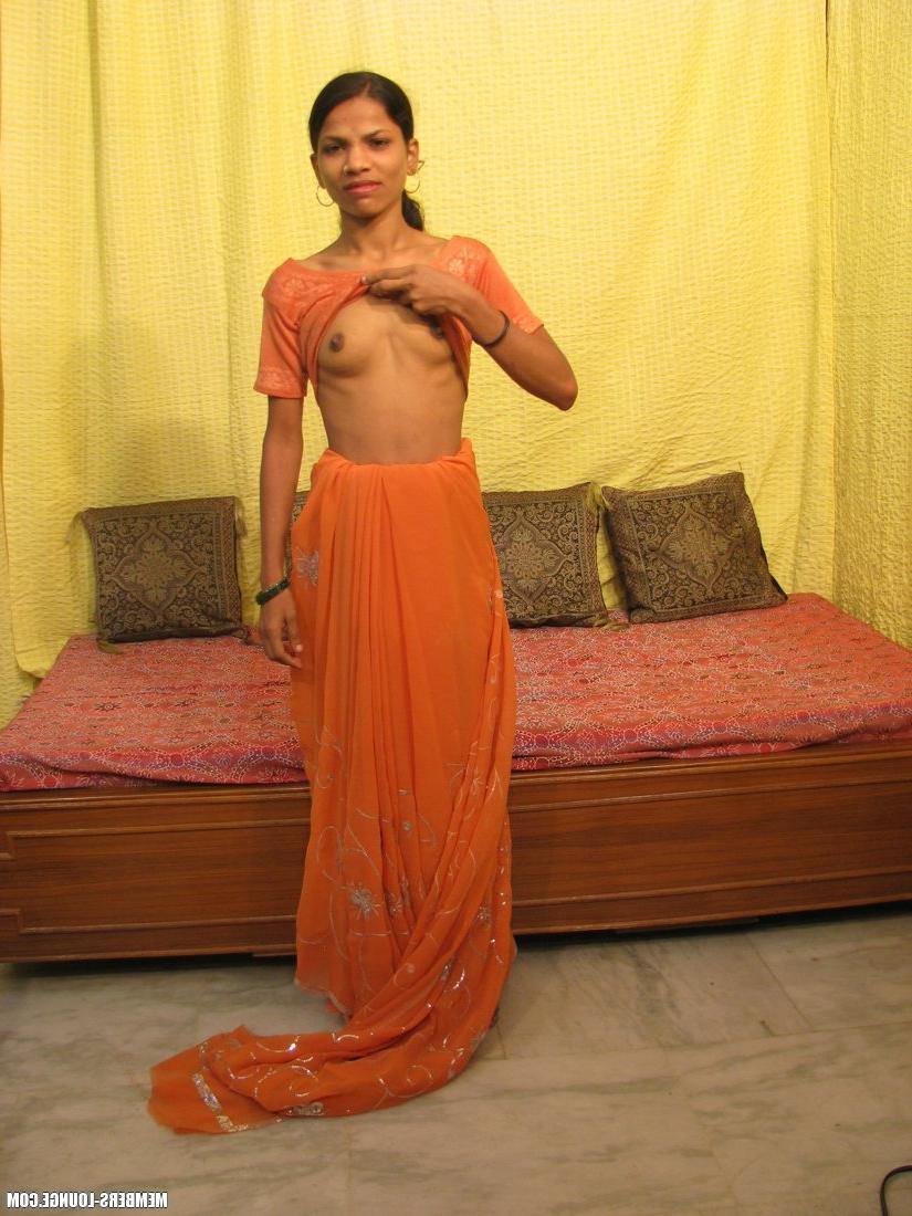 15P Mulher indiana magra fica nua antes de ter sua fenda apertada espalhada