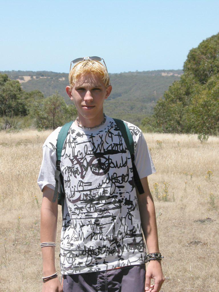20P La blonde gay féminine Levi se déshabille dans la nature et joue avec sa grosse bite