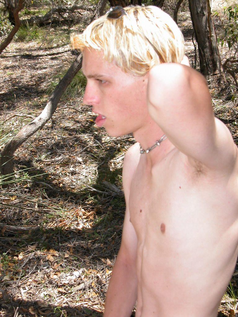 20P La blonde gay féminine Levi se déshabille dans la nature et joue avec sa grosse bite