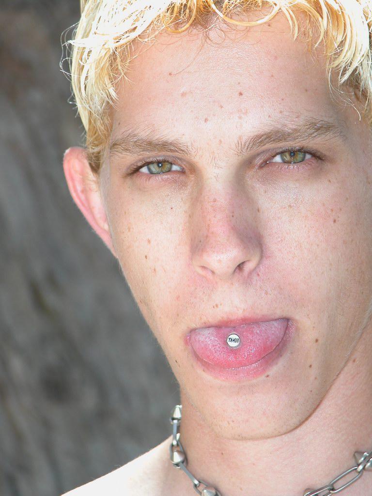 20P La blonde gay féminine Levi se déshabille dans la nature et joue avec sa grosse bite