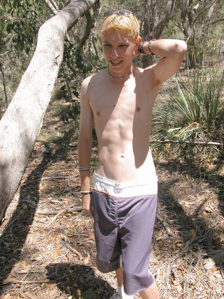 20P La blonde gay féminine Levi se déshabille dans la nature et joue avec sa grosse bite
