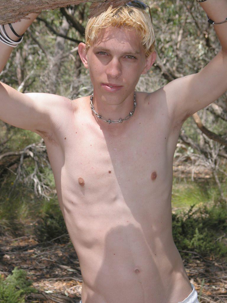 20P La blonde gay féminine Levi se déshabille dans la nature et joue avec sa grosse bite