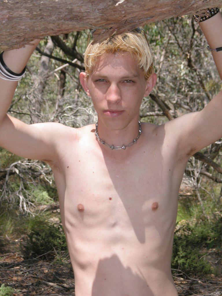 20P La blonde gay féminine Levi se déshabille dans la nature et joue avec sa grosse bite