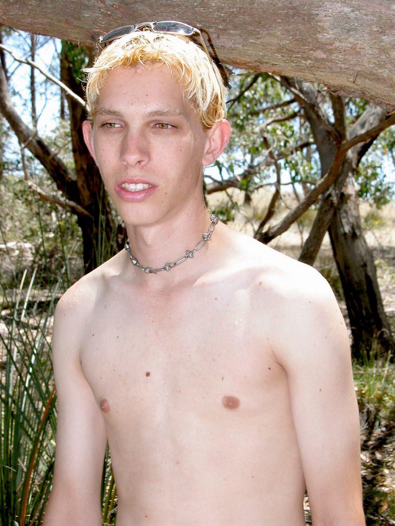 20P La blonde gay féminine Levi se déshabille dans la nature et joue avec sa grosse bite