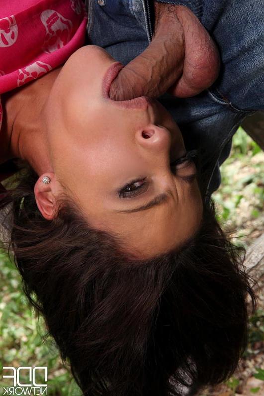 12P La tatuada Nikita Bellucci es atada a una escalera antes de ser obligada a tener sexo