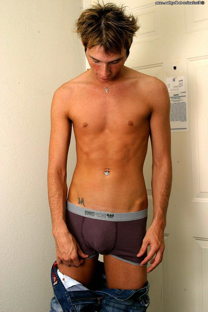 20P El encantador modelo gay London revela su polla peluda y abre sus nalgas