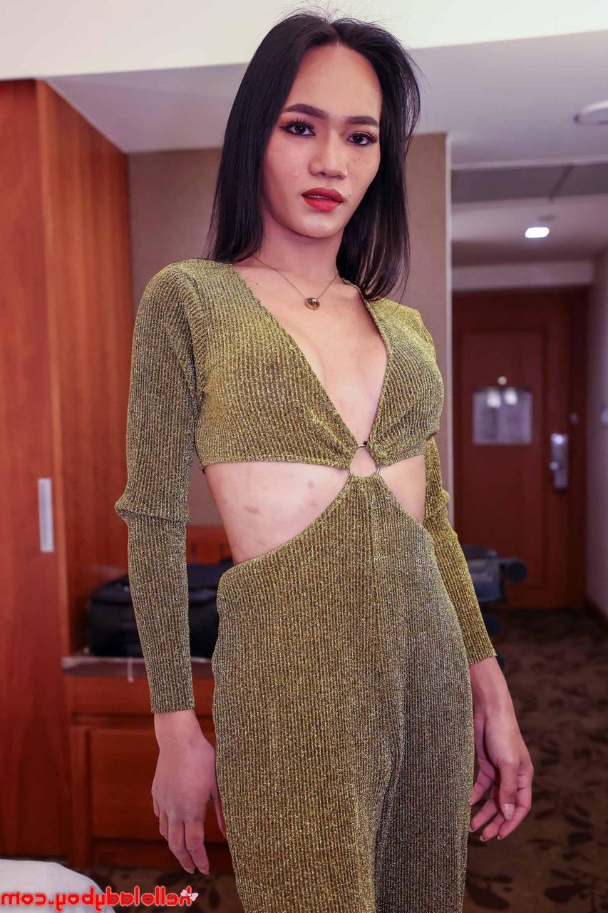 20P Travesti asiática gostosa brinca com um pau sem cortes e mostra seus peitos firmes