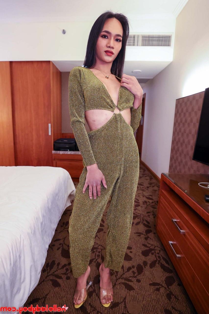 20P Travesti asiática gostosa brinca com um pau sem cortes e mostra seus peitos firmes