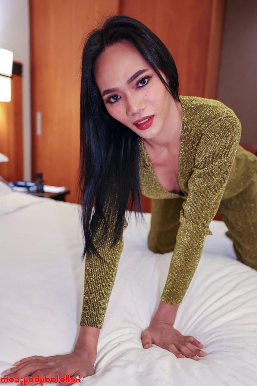 20P Travesti asiática gostosa brinca com um pau sem cortes e mostra seus peitos firmes