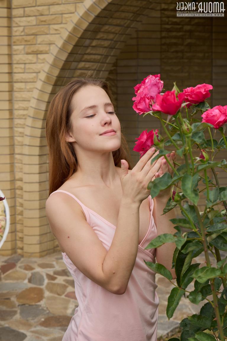 20P A adolescente flexível Nicole cheira algumas rosas antes de ficar totalmente nua