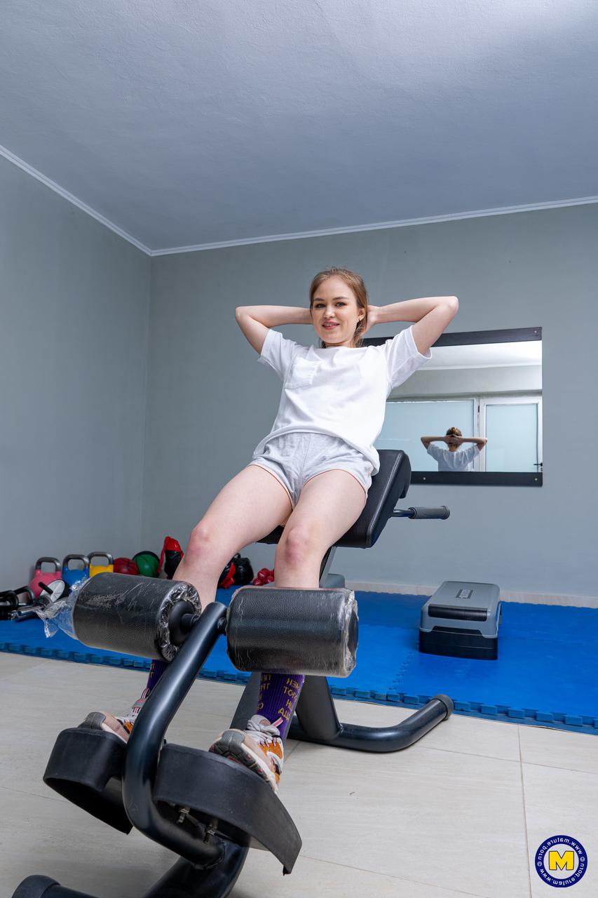 15P Diese zierliche junge Amateurin trainiert in ihrem weißen Hemd und sexy Booty-Shorts