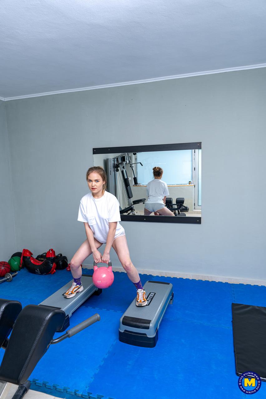 15P Diese zierliche junge Amateurin trainiert in ihrem weißen Hemd und sexy Booty-Shorts