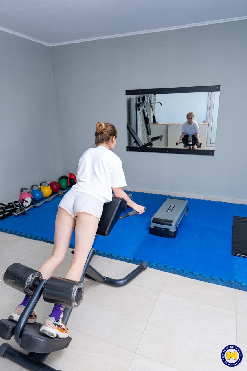 15P Diese zierliche junge Amateurin trainiert in ihrem weißen Hemd und sexy Booty-Shorts