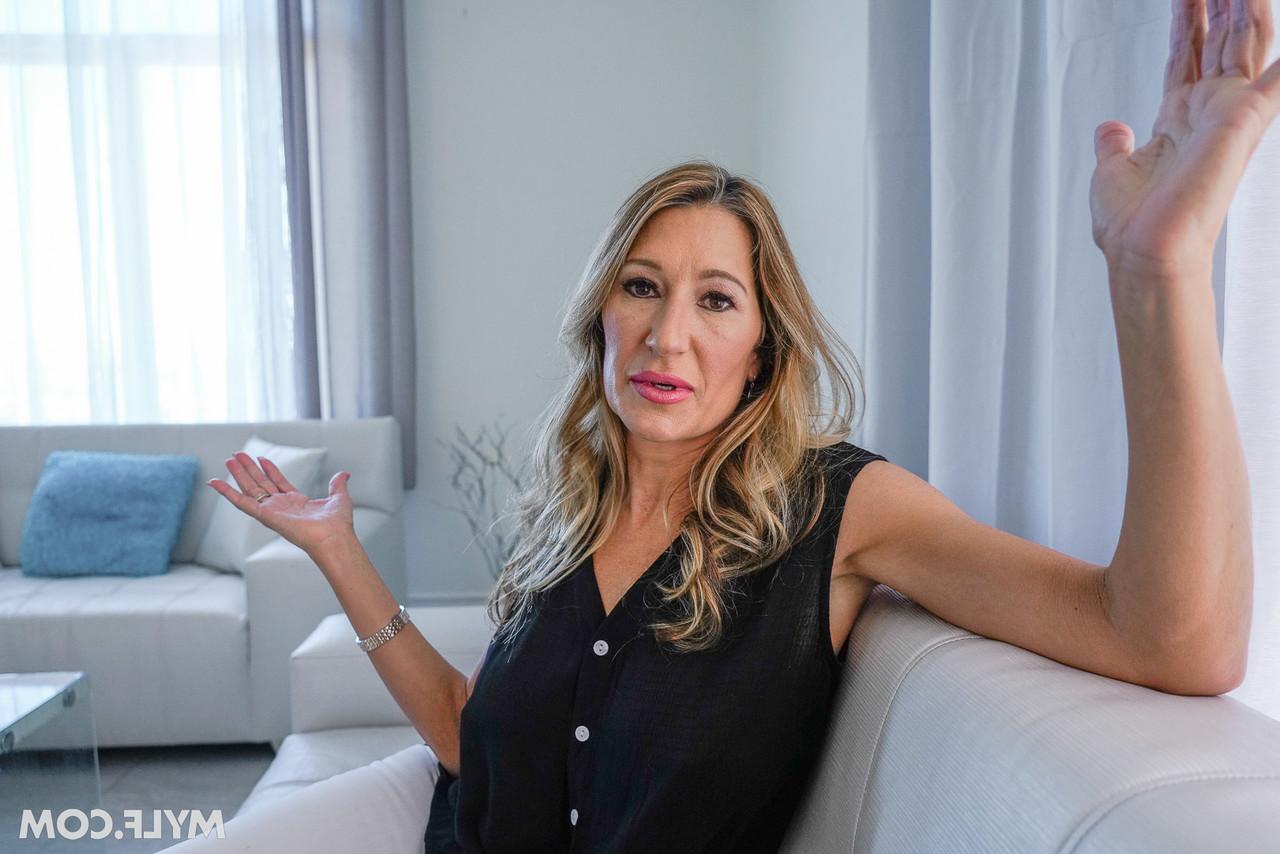 20P La grand-mère en chaleur Sloan Rider fait un tour sauvage à une grosse bite et prend une éjaculation.