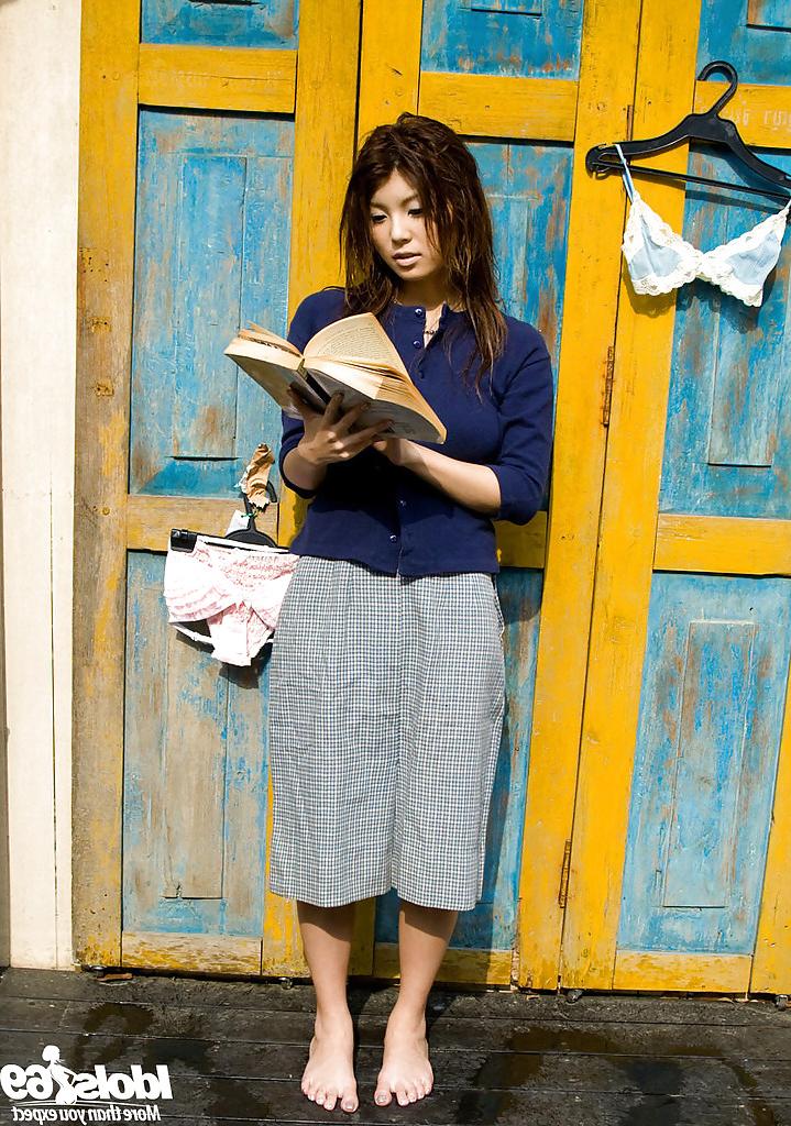 15P Foxy asiática garota Azumi Harusaki tirando a roupa ao ar livre