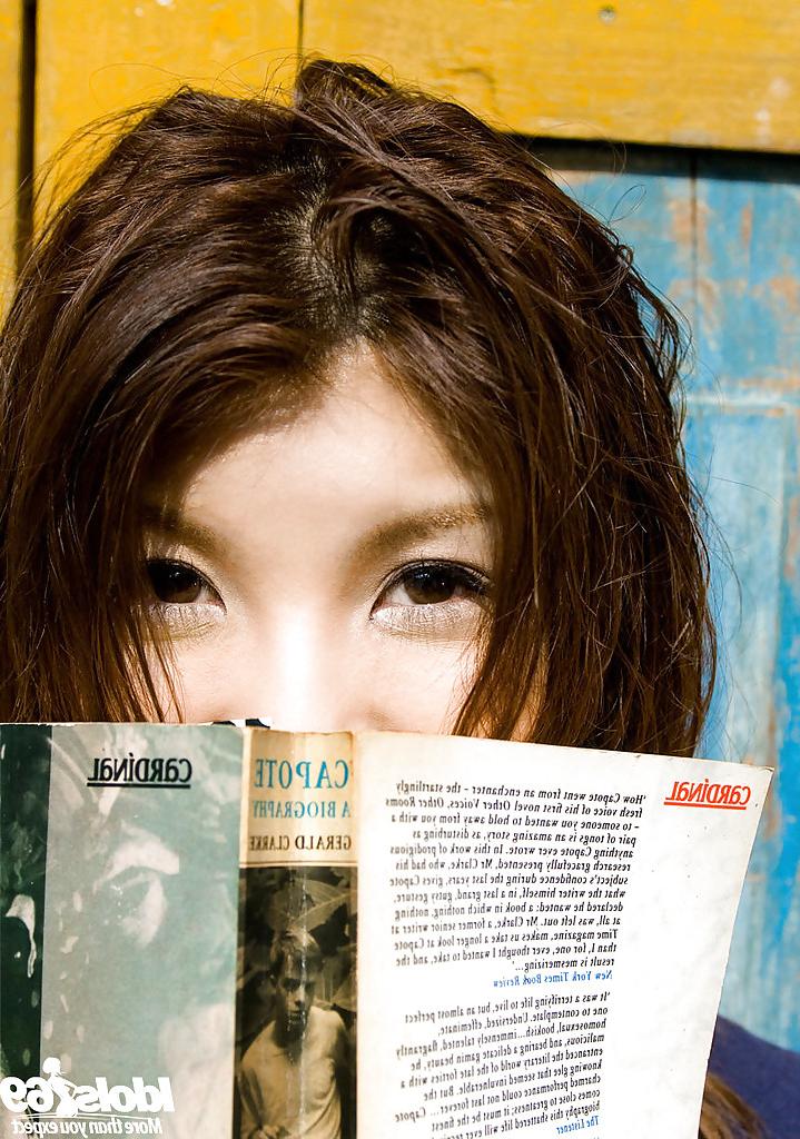 15P Foxy asiática garota Azumi Harusaki tirando a roupa ao ar livre